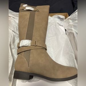 Women’s shoe dazzle, flat boot. “Valerie”. Size 8 Portabella in color.